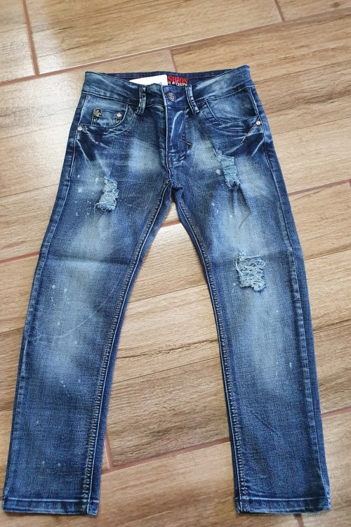 Szaggatott,  koptatott fiú farmer