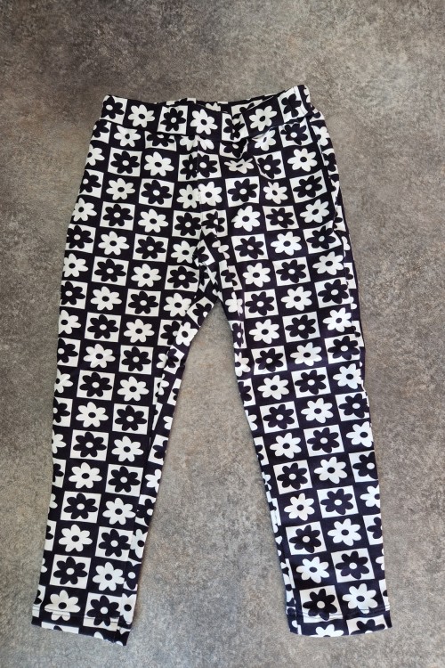 Sötétkék-fehér virágos nadrág 