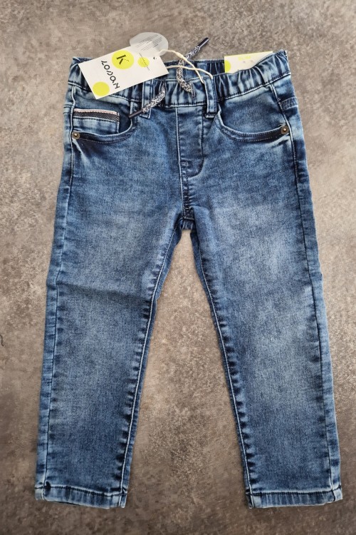 Losan gumis derekú csinos fiú farmer 