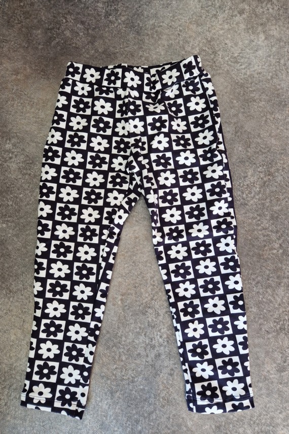 Sötétkék-fehér virágos nadrág 